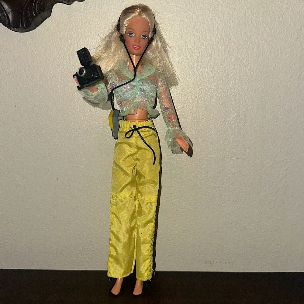 Vintage Mattel Barbie Doll Generation Girl‎ w/ Outfit, Headphone, & Camera